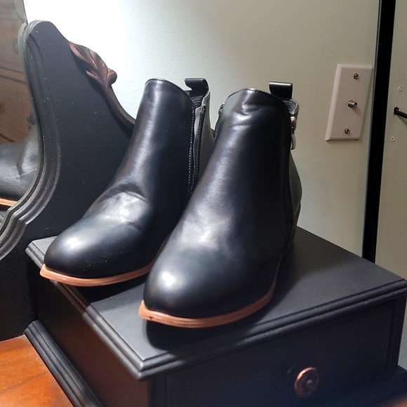 Womes Booties - Picture 1 of 2